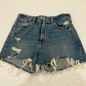 Abercrombie & Fitch- The 4” Mom Short High Rise